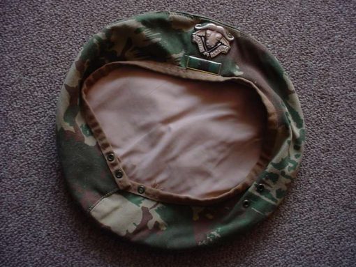 9418 32 Battalion camouflage beret and badge
