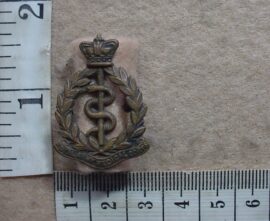 2667 Royal Army Medical Corps collar badge, Boer War, QVC (BACB 345)