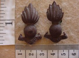 8138 Royal Artillery collar badges, WW2 plastic economy issue (BACB350)