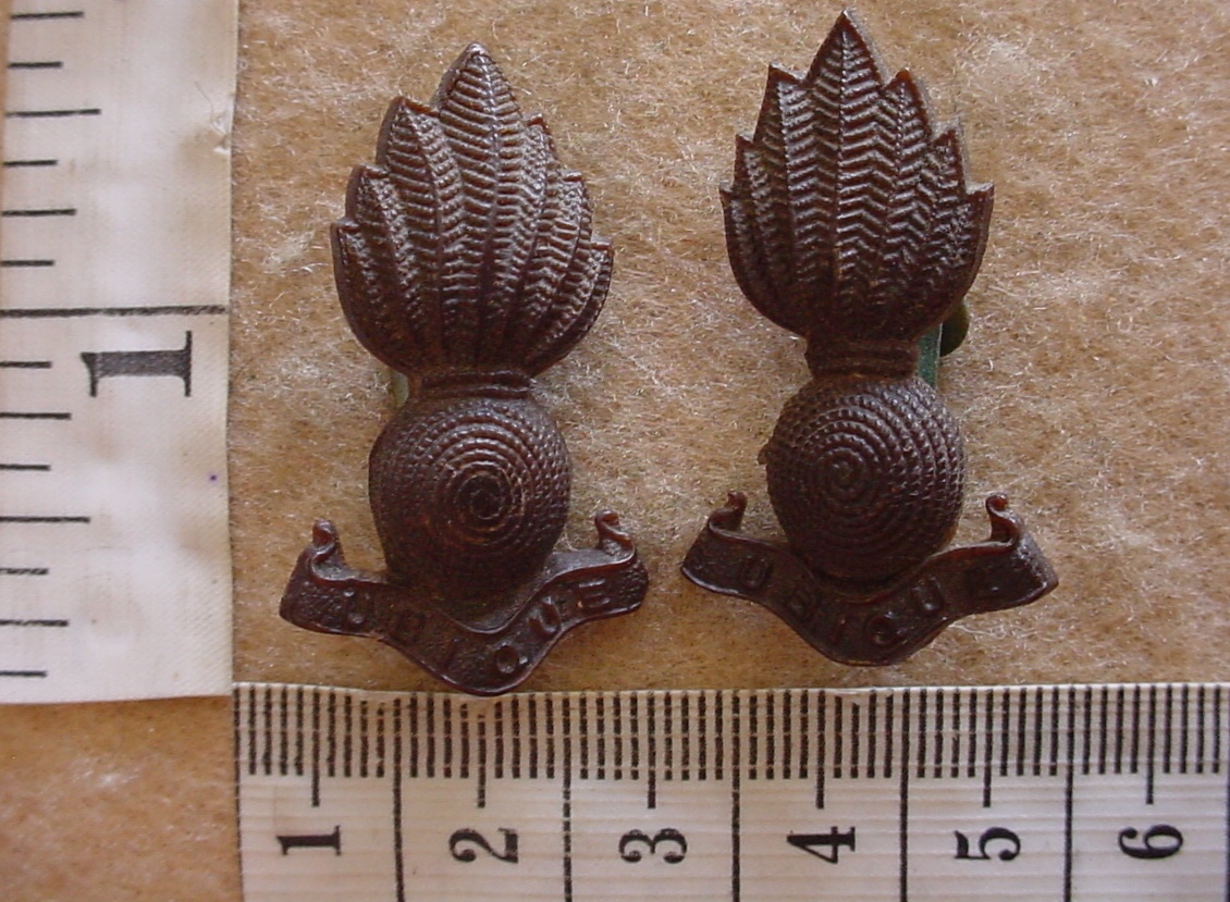 8138 Royal Artillery collar badges, WW2 plastic economy issue (BACB350)