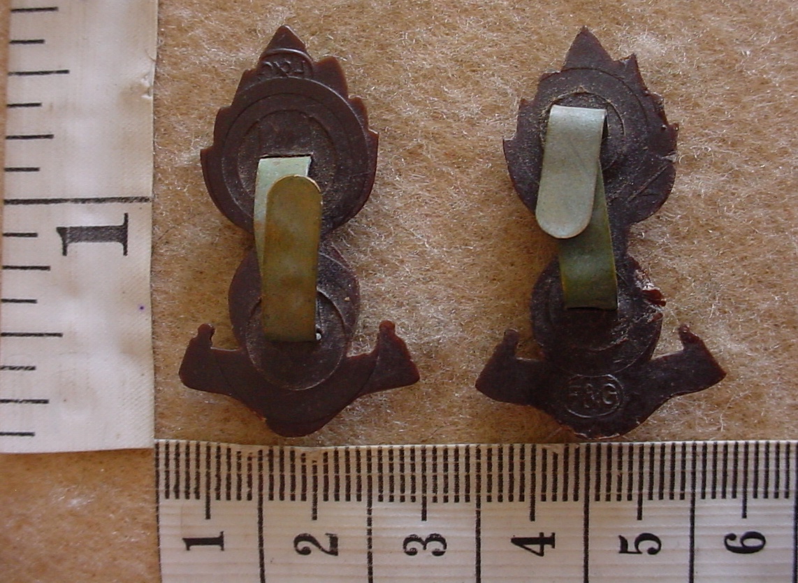 8138 Royal Artillery collar badges, WW2 plastic economy issue (BACB350) - Image 2