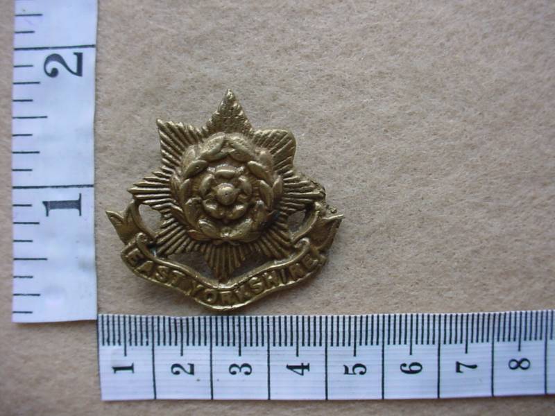 2389 East Yorkshire Regiment cap badge (Ref. BBA 169)
