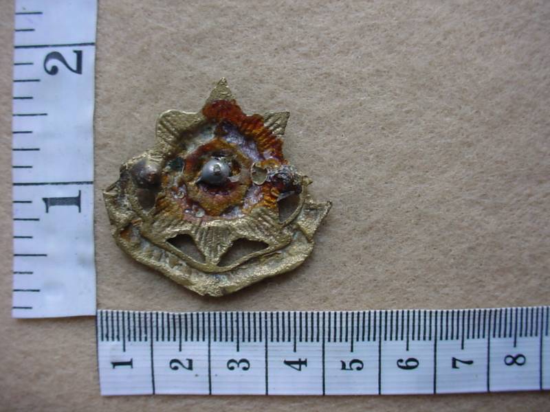 2389 East Yorkshire Regiment cap badge (Ref. BBA 169) - Image 2