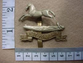 2395 West Yorkshire Regiment cap badge (Ref. BBA 172)