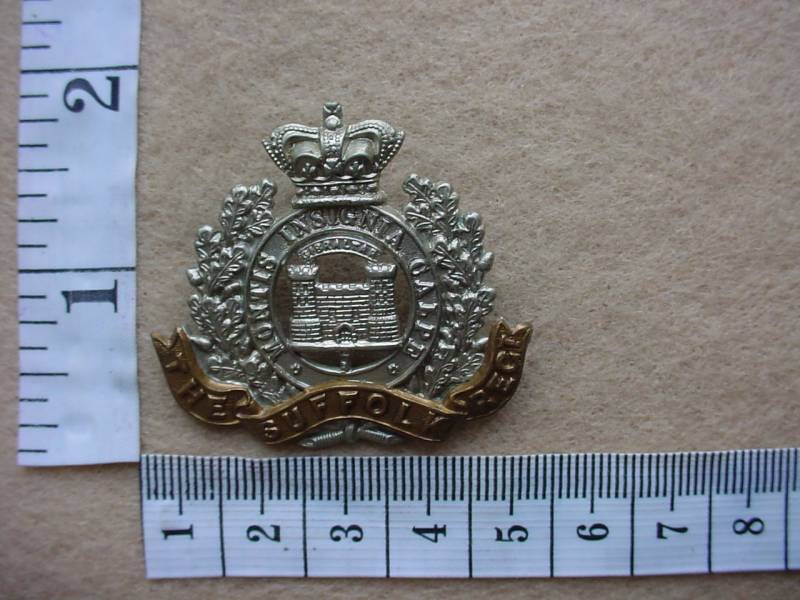 2396 Suffolk Regiment QVC cap badge (Ref. BBA 173 variation)