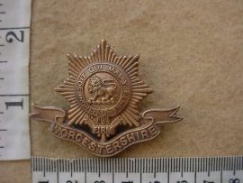10587 Worcestershire Regiment cap badge (Ref. BBA 196)