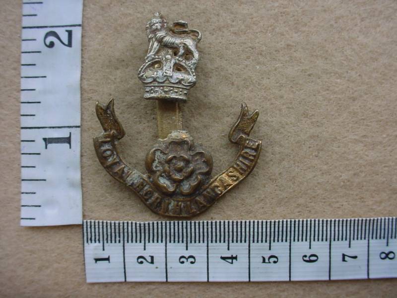 2494 Loyal North Lancashire Regiment cap badge (Ref. BBA 236)