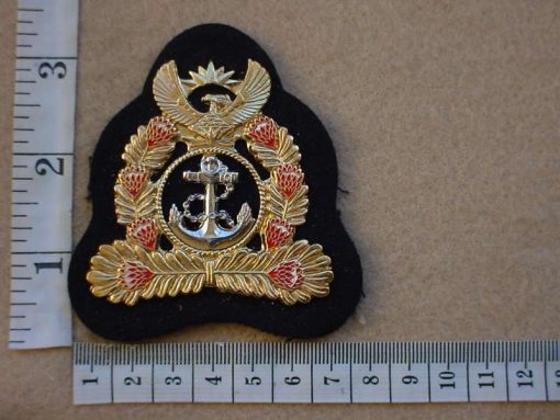 10481 South African Navy Warrant Officer cap badge (C52)