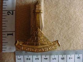 448 Regiment Algoa Bay cap badge (CO922)