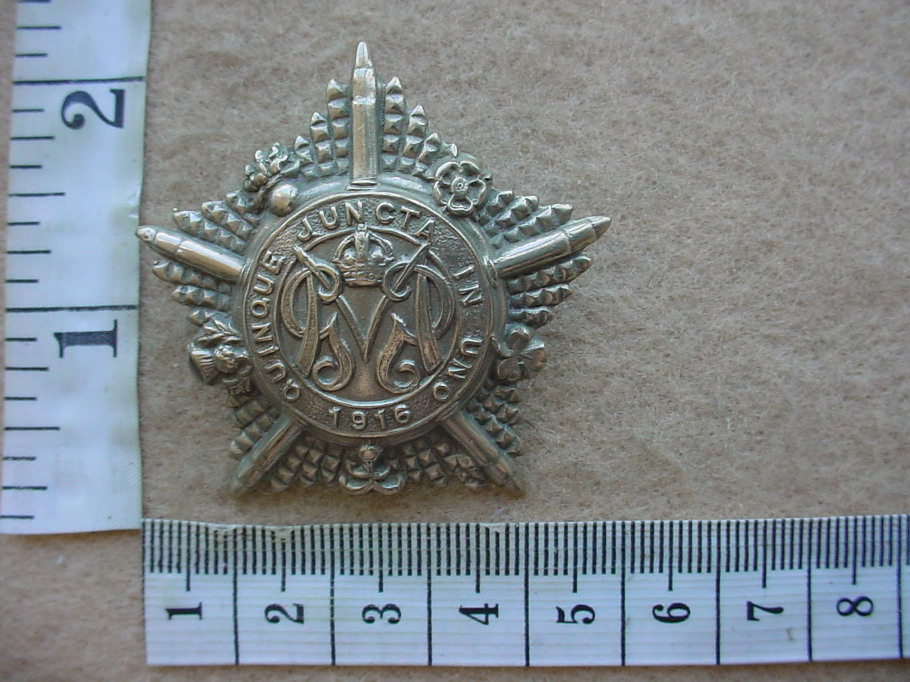 10607 Guards Machine Gun Regiment cap badge (KK923)