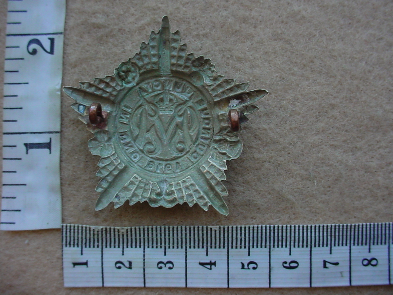 10607 Guards Machine Gun Regiment cap badge (KK923) - Image 2