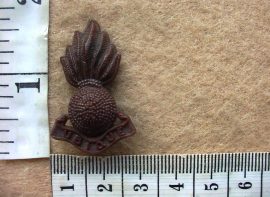 2670-5 Royal Artillery WW2 plastic economy Field Service Cap/Collar Grenade Badge (BACB350)