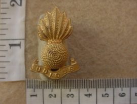 2670-3 Royal Artillery collar badge (BACB 350)