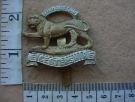 10580-1 Leicestershire Regiment cap badge (BBA 182)