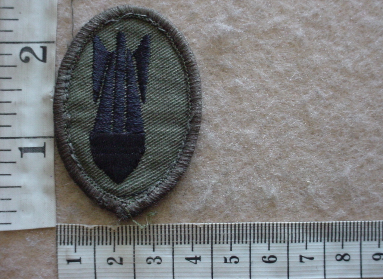 2829-5 British Army Bomb Disposal badge, subdued camo dress EOD (BACI495)