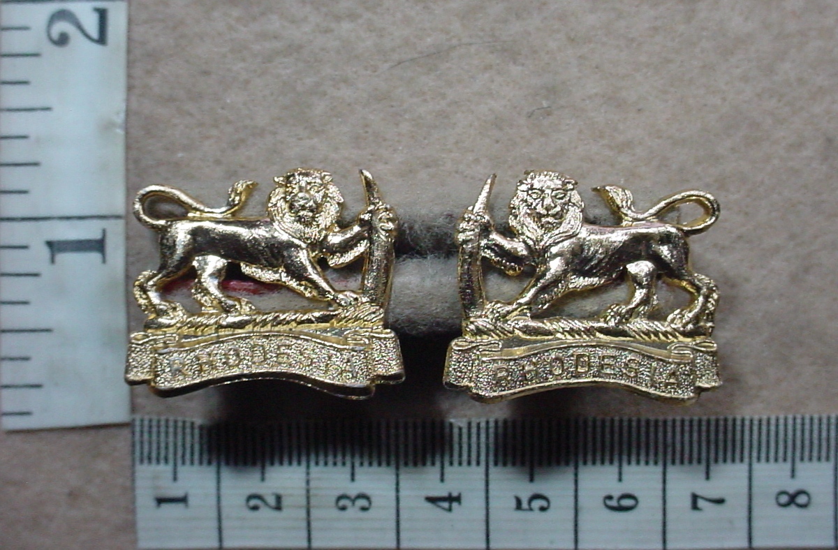 1528-3 Rhodesian Women's Service collar badges (CO3145-CO3146)
