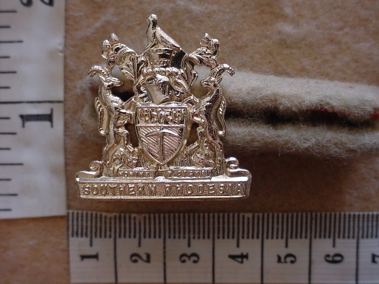 1581-1 Southern Rhodesia Native Department cap badge (CO3265)