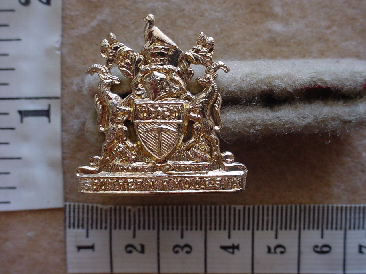 1581-2 Southern Rhodesia Native Department cap badge (CO3265)