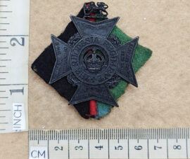 10433-1 1st Bn Rhodesia Regiment cap badge, with backing flash (CO2994)