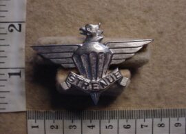 10902-2 South African 3 Parachute Battalion beret badge, 3rd issue (CO3944)